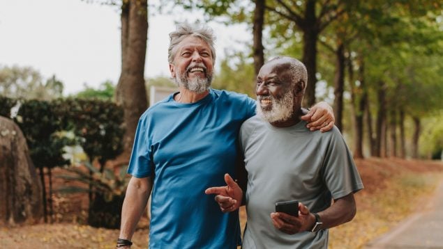 Dos hombres caminan entre risas, Skechers
