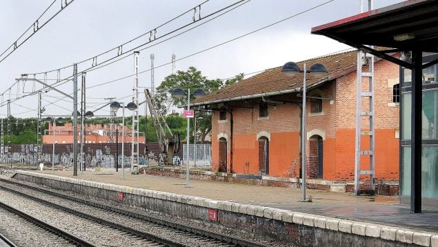 Okupas en la estación de Valdemoro en Madrid, okupas de Madrid piden un contrato de alquiler, los vecinos de Valdemoro estallan contra la okupación, okupas en un edificio de Adif, okupación de la estación de tren de Valdemoro.