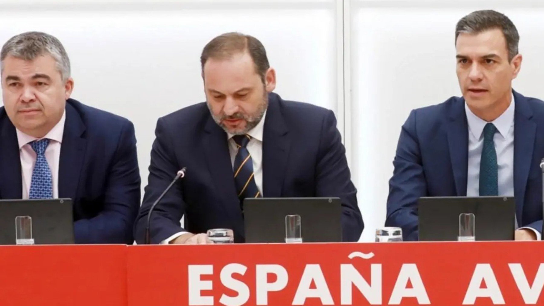 Pedro Sánchez, a la derecha, junto a Cerdán y Ábalos. (EP)