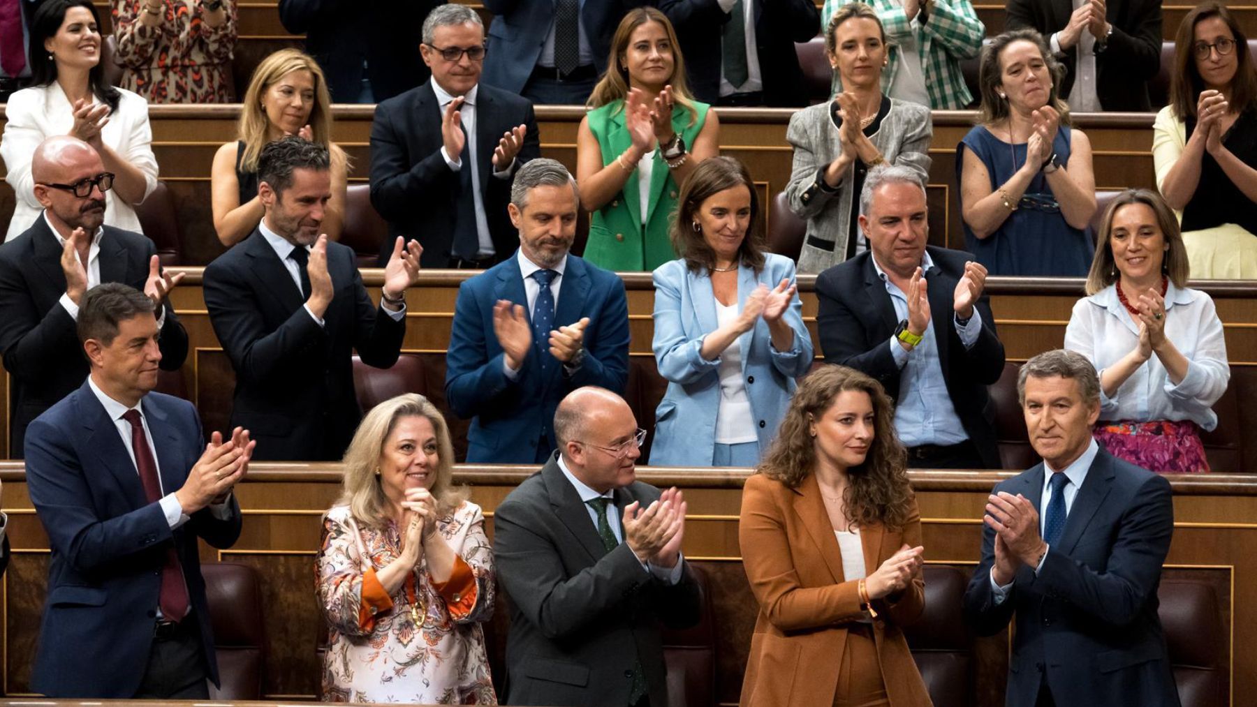 Alberto Núñez Feijóo, líder del PP, junto a la bancada de su grupo en el Congreso. (PP)