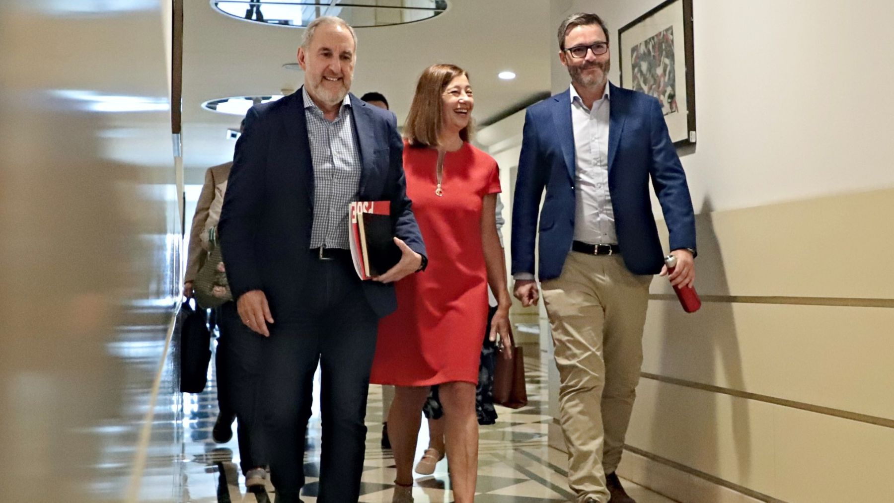 Armengol, flanqueada por senadores socialistas antes de comparecer.