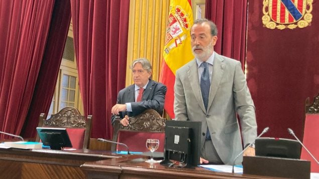 Le Senne (Vox) reacciona tras las quejas y reactiva el bilingüismo prometido en el Parlament balear