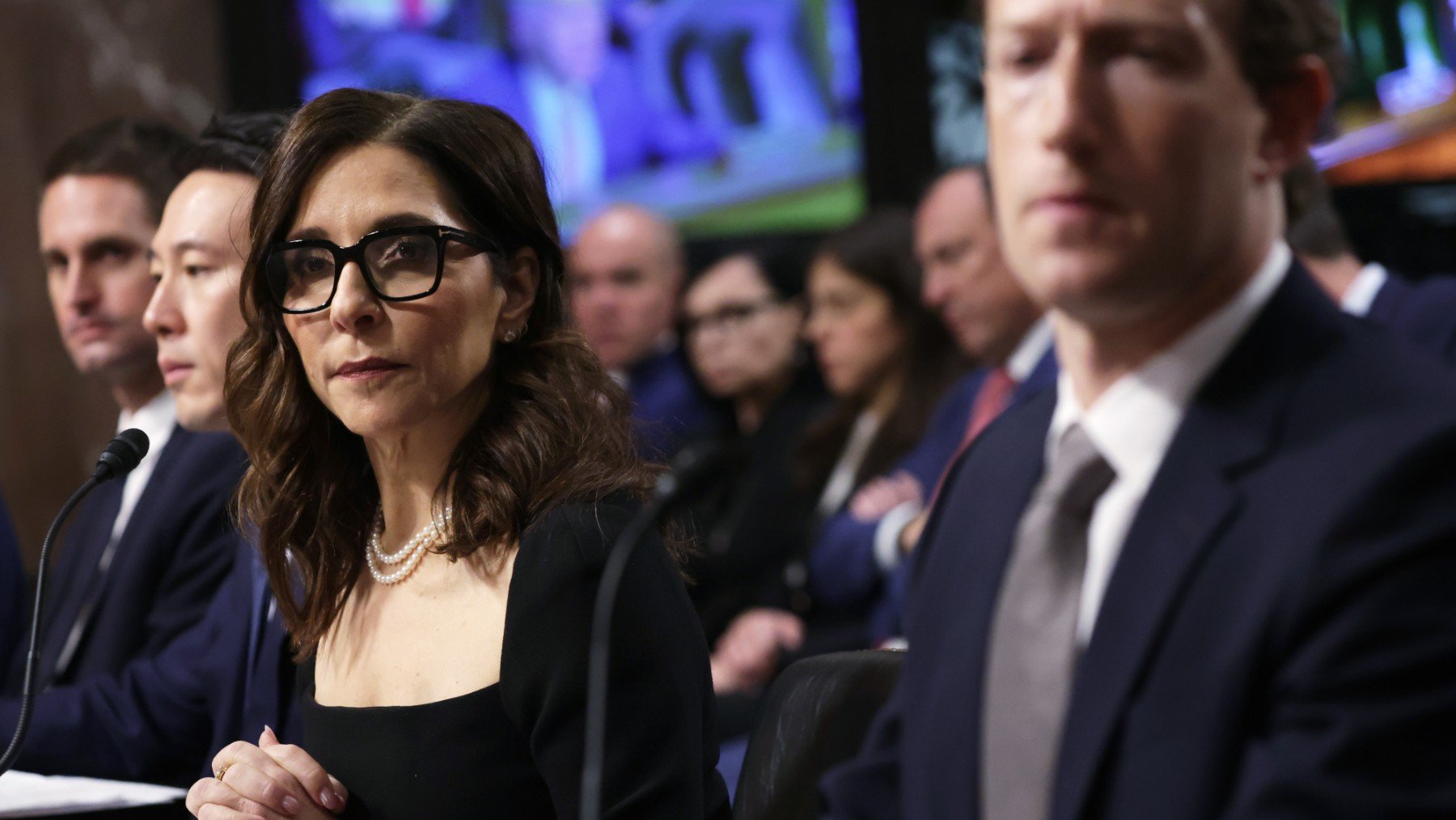 Linda Yaccarino en el Senado en 2024 con Mark Zuckerberg. (Foto: Getty Images)