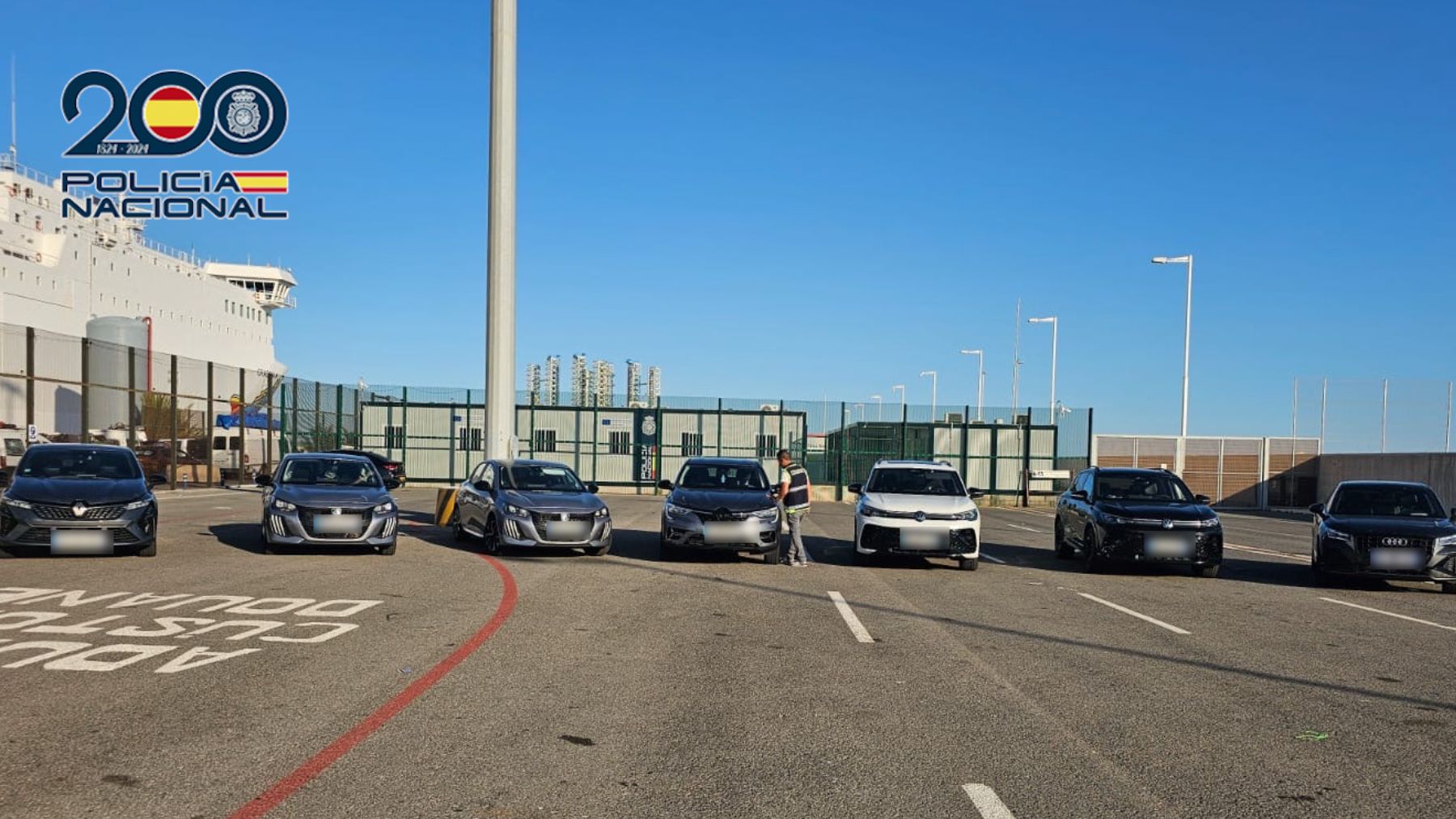Los vehículos recuperados por la Policía Nacional. En el puerto de Alicante.