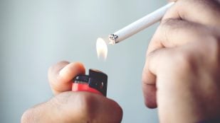 Padres que fuman y beben