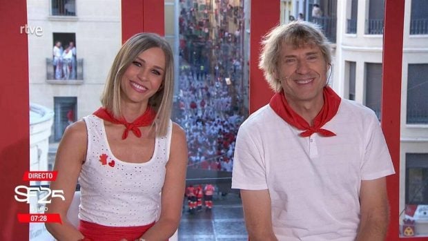 Ana Prada y Julián Iantzi en la retransmisión de San Fermín. (RTVE)