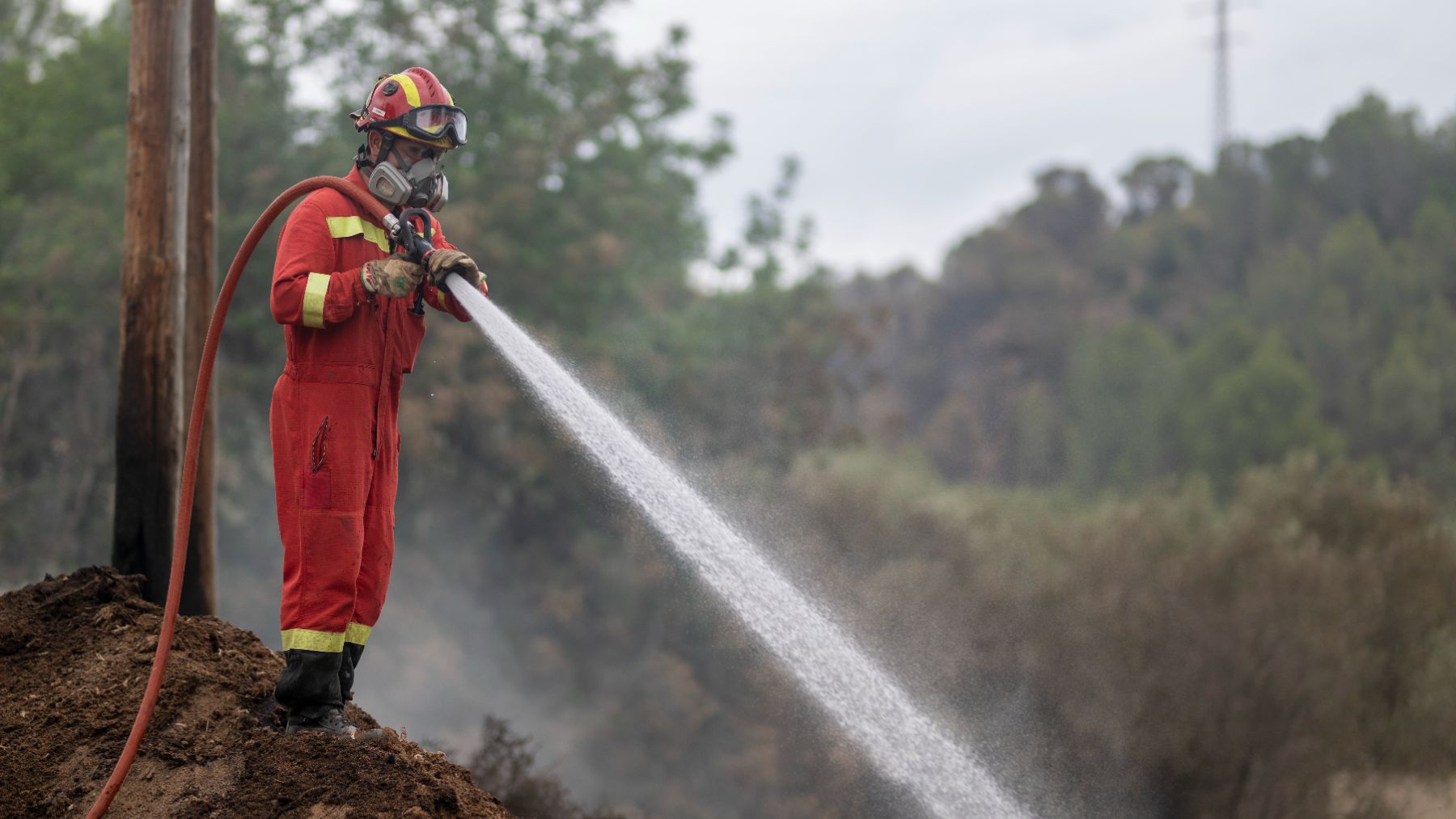 Un bombero de la Generalitat trabaja en la extinción del incendio en Tarragona. (Ep)