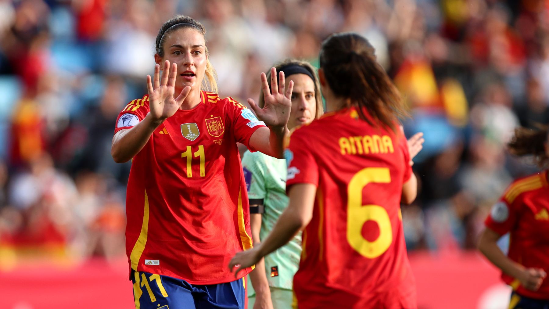 Alexia Putellas y Aitana Bonmatí en un partido de España. (Getty)