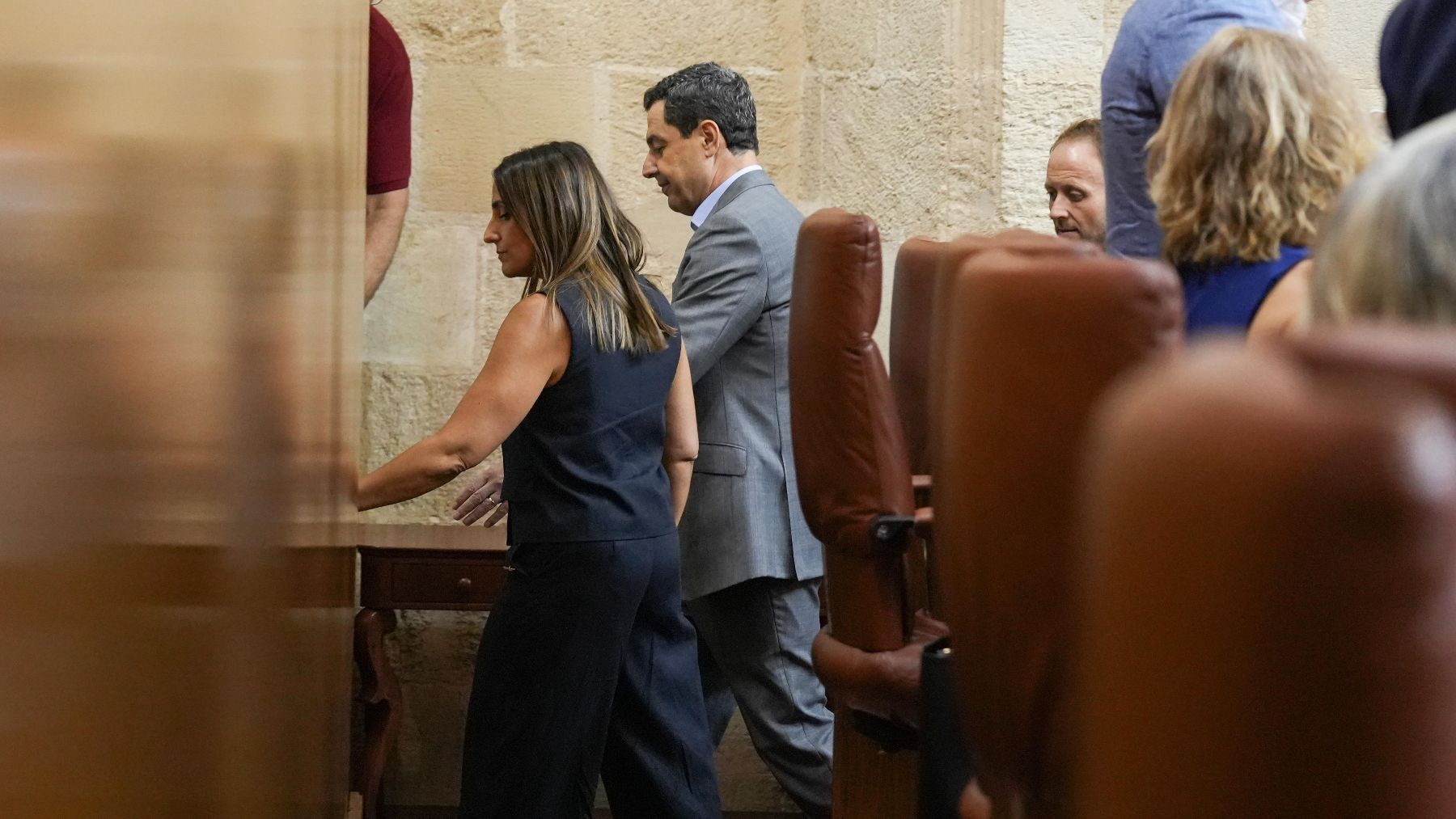 Juanma Moreno abandona el Parlamento de Andalucía.