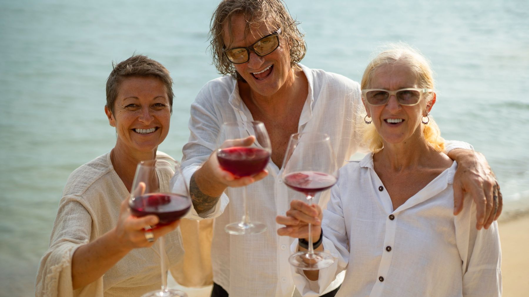 Personas mayores bebiendo tinto. Foto: Freepik