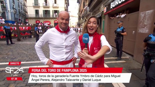 Teo Lázaro en las retransmisiones de 'San Fermín'. (RTVE)