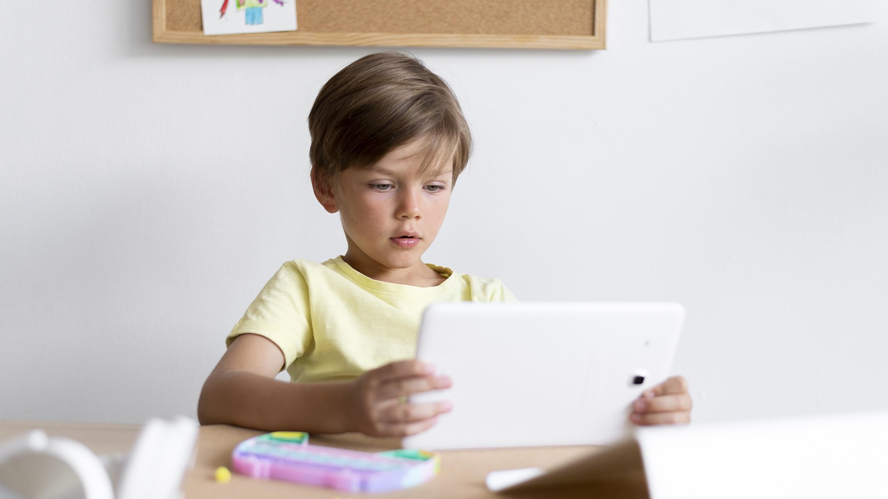 Niño usando su tablet. Foto: Freepik.