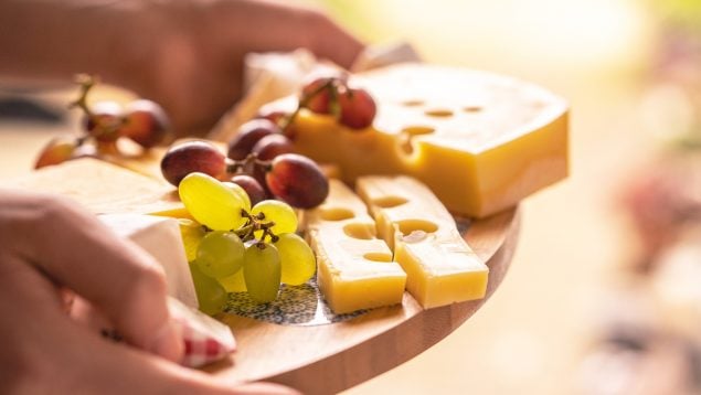 El queso que jamás debes tomar según los médicos y que nos encanta en España: es peligroso para el corazón