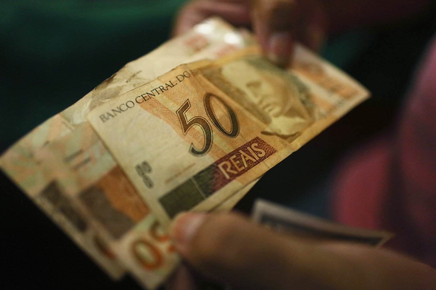 Un billete de 50 reales, la divisa brasileña. (Getty Images)