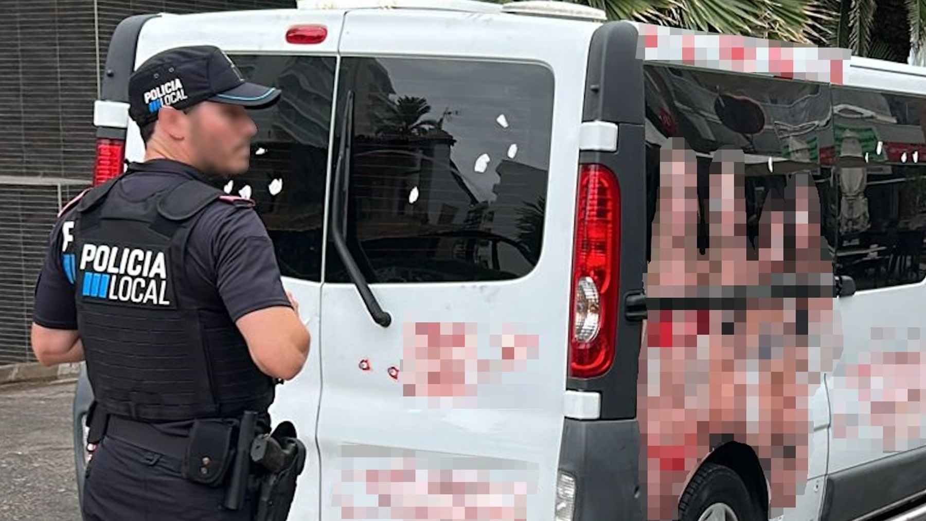 Un agente de la Policía Local con la furgoneta que exhibía publicidad sexista en Playa de Palma.