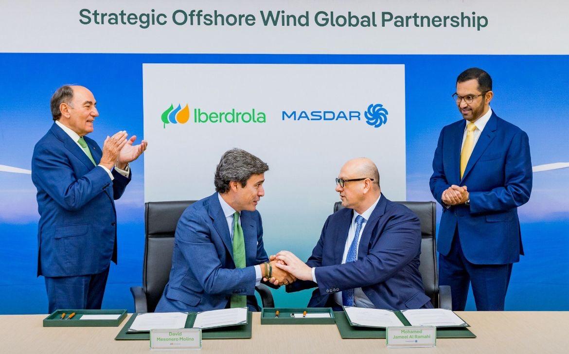 Ignacio Galán, presidente de Iberdrola, y David Mesonero, director de Desarrollo Global de Iberdrola, junto a Sultan Al Jaber, presidente de Masdar.