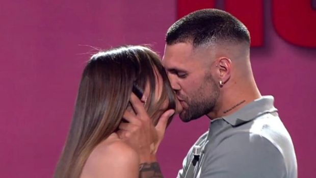 Maica y Albert Barranco se besa en Los vecinos de la casa de al lado (Mediaset).