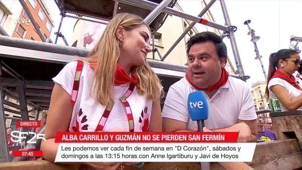 Alba Carrillo y Alberto Guzmán en el quinto encierro de San Fermín. (RTVE)