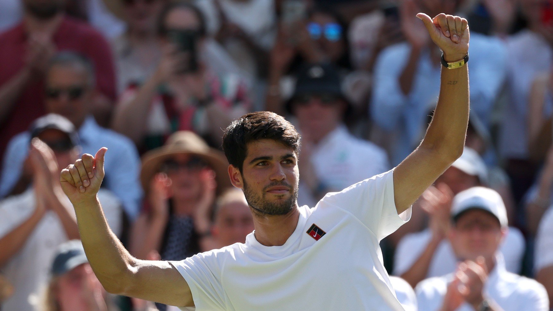 Alcaraz celebra su triunfo sobre Fritz en Wimbledon. (Getty)