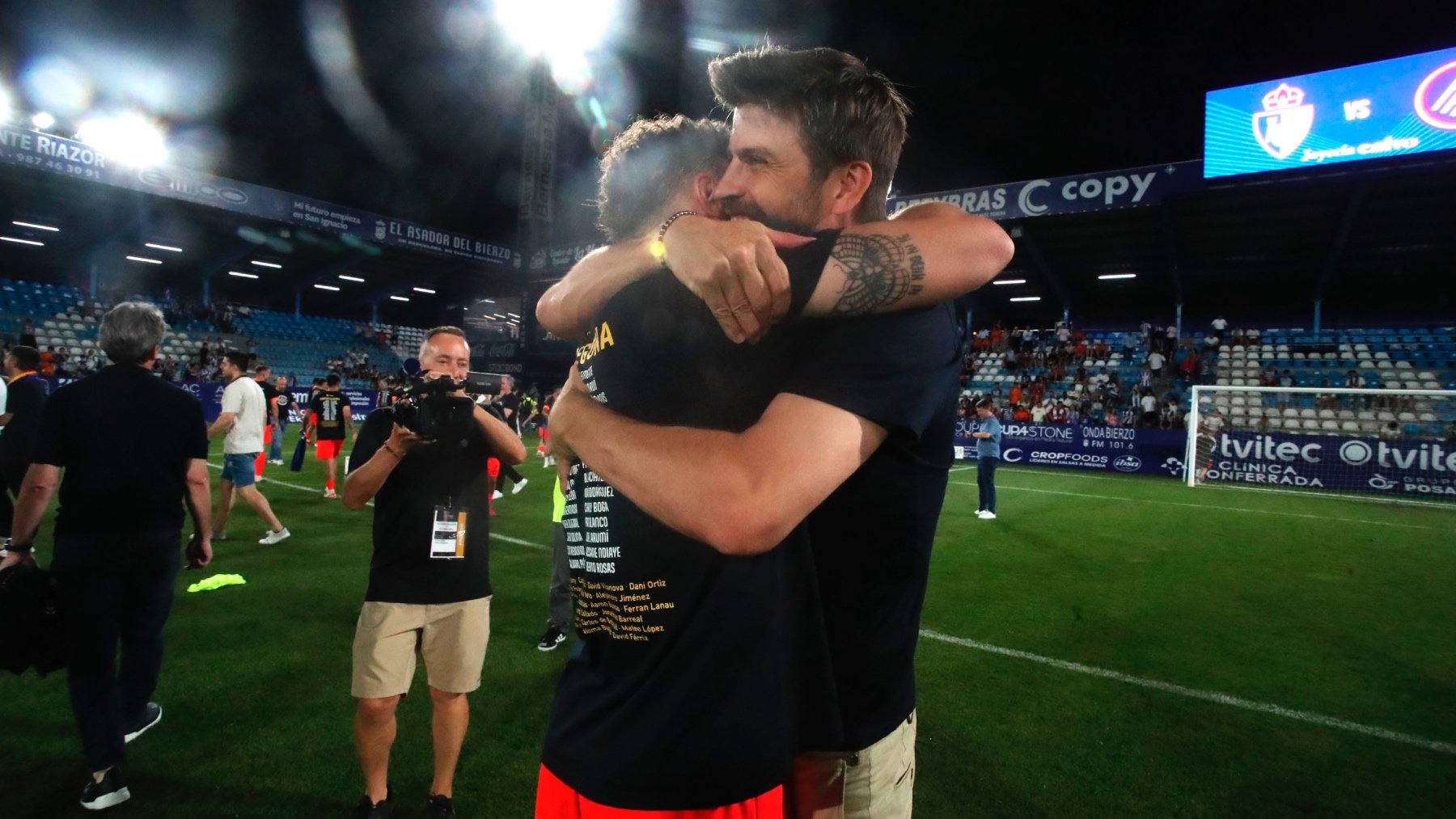 Gerard Piqué tras su ascenso. (EFE)