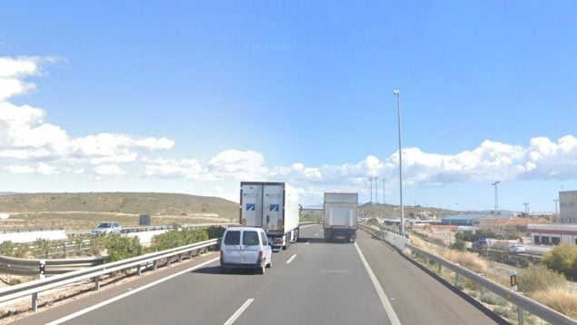 Muere atropellado en la A-7 mientras cambiaba una rueda delante de sus dos hijos: el conductor, fugado