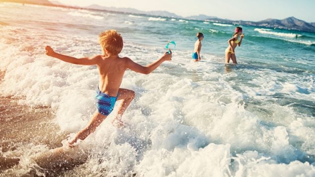 Niños disfrutan de la playa
