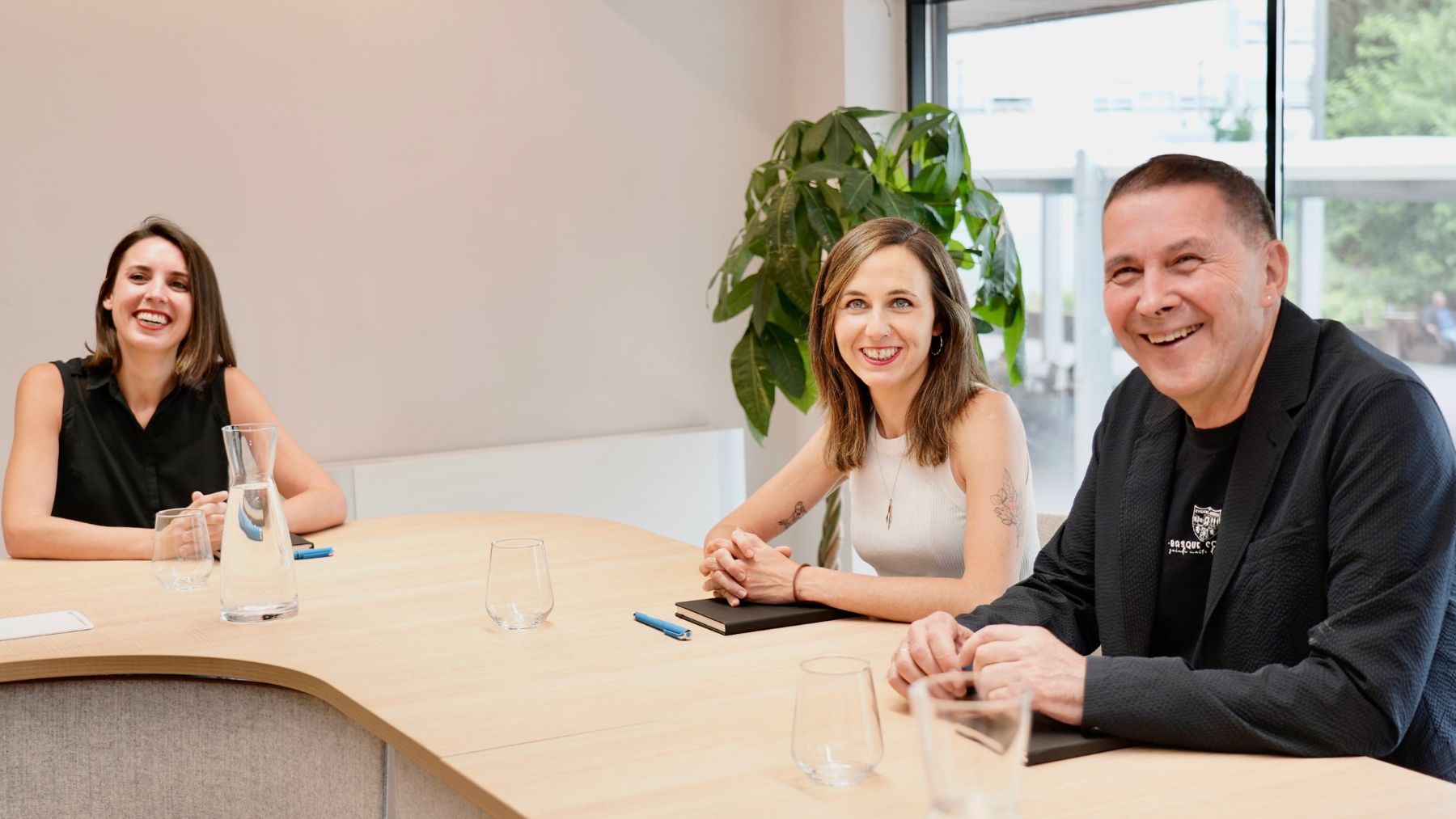 Irene Montero, Ione Belarra y Arnaldo Otegi en la reunión de este viernes.