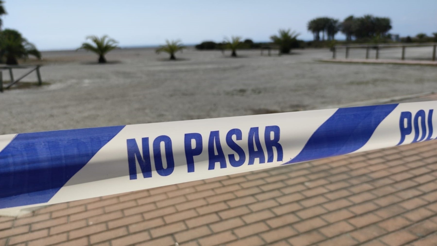Indicativo que prohíbe el paso a una playa de Motril.
