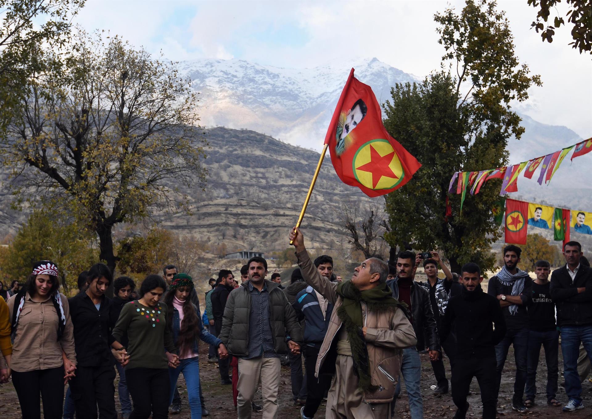 Milicianos del PKK entregan las armas. (E.P.)