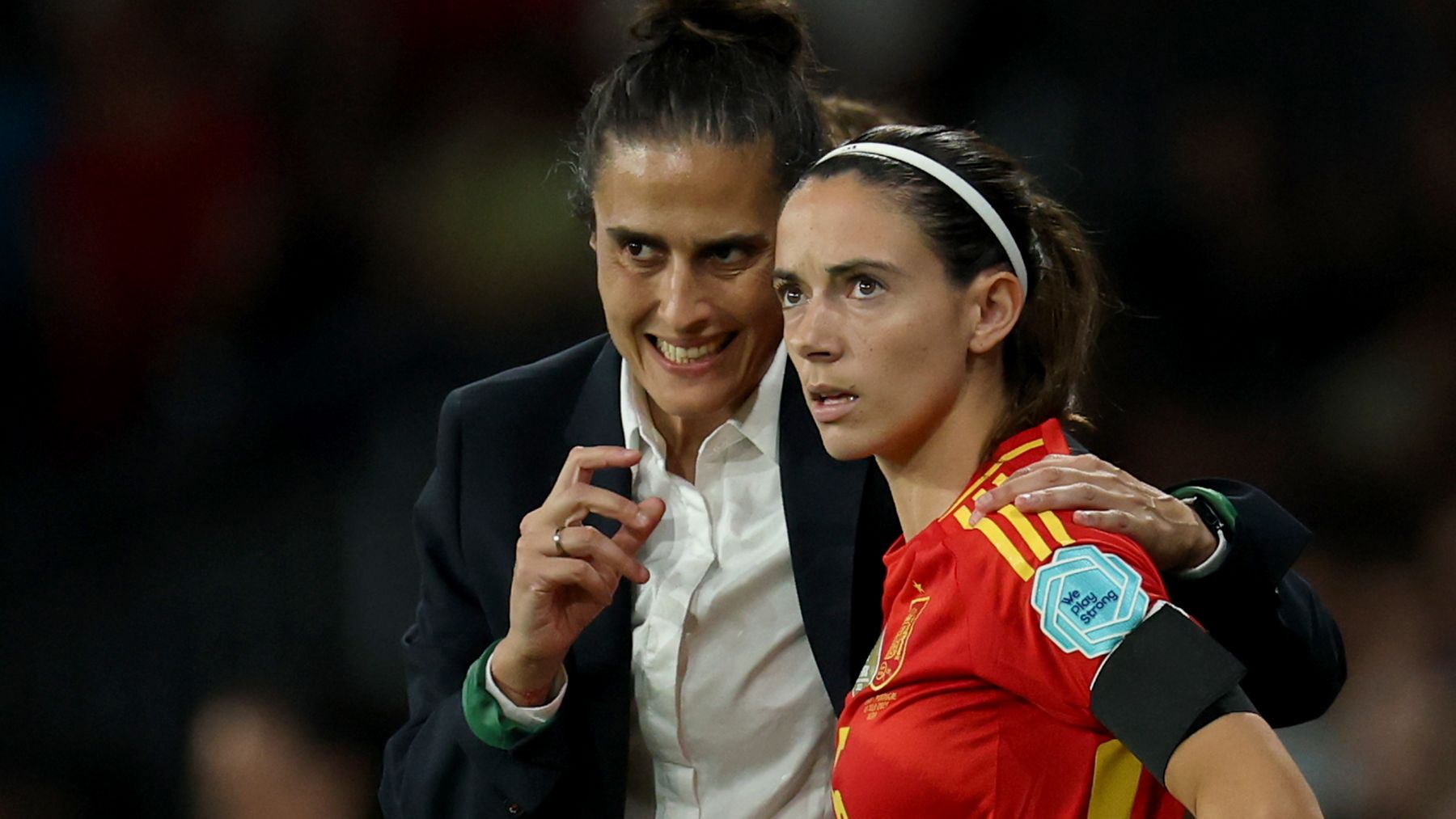 Aitana Bonmatí recibe órdenes de Montse Tomé. (Getty)