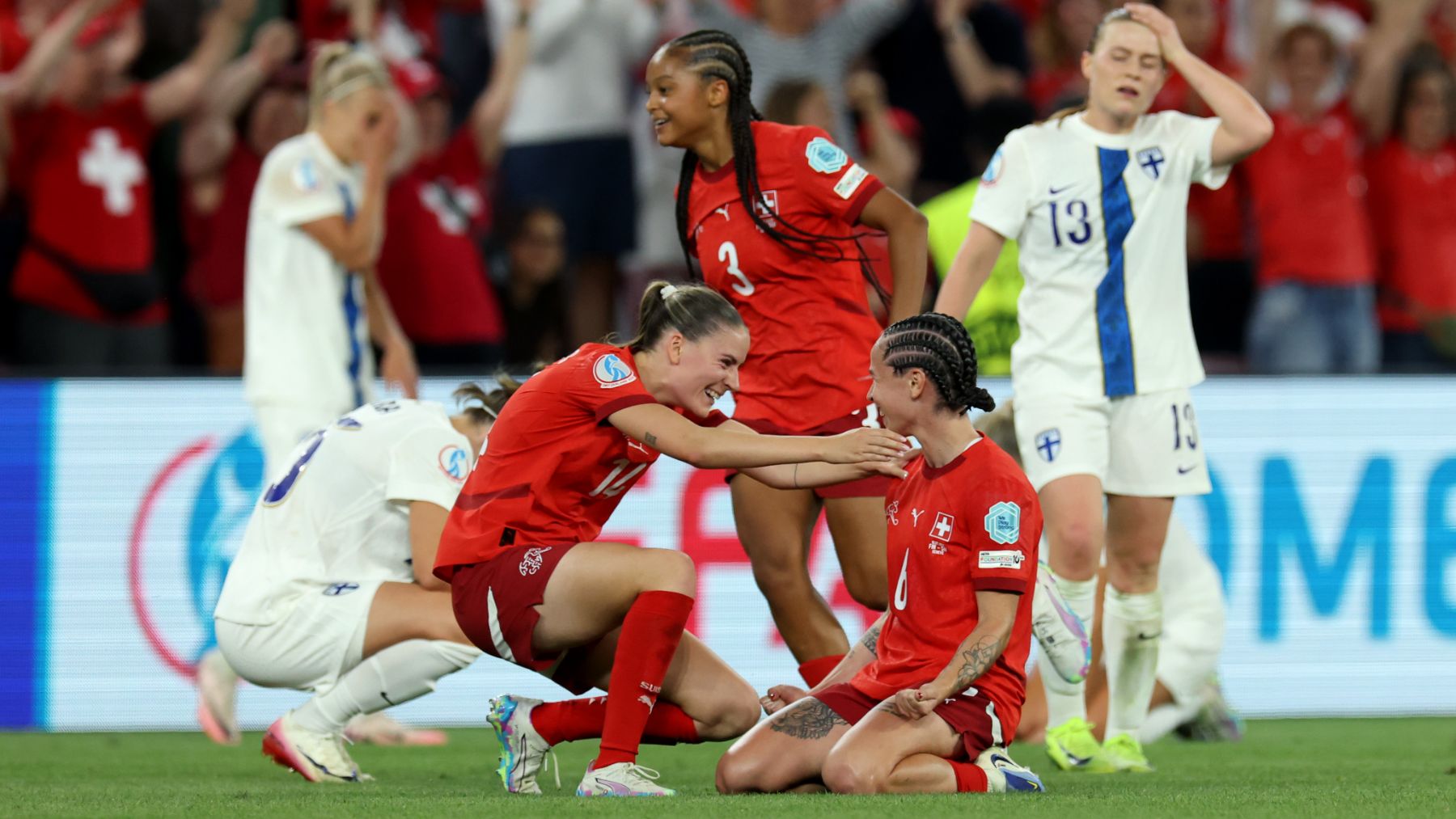 Las jugadoras de Suiza celebran el pase a octavos. (Getty)