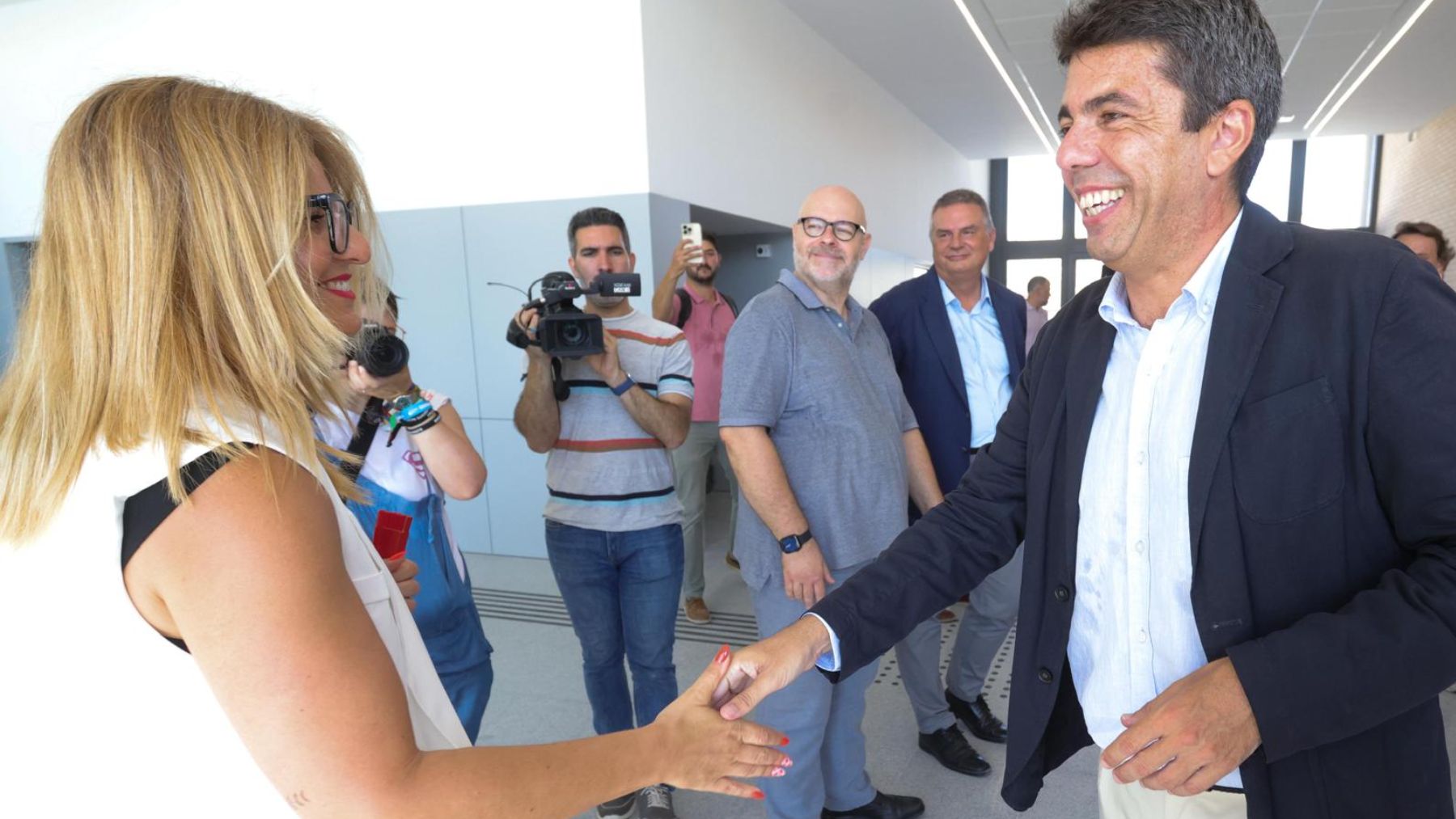 Carlos Mazón saluda a la alcaldesa de Petrer, este viernes.