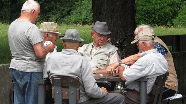 Jubilado obligado a volver a trabajar para pagar los suministros a los okupas, okupas en Baleares, okupas en Menorca con facturas de miles de euros, por qué no puedes cortar los suministros a los okupas, pensionista tiene que trabajar para pagar a los okupas, problemas de okupación.