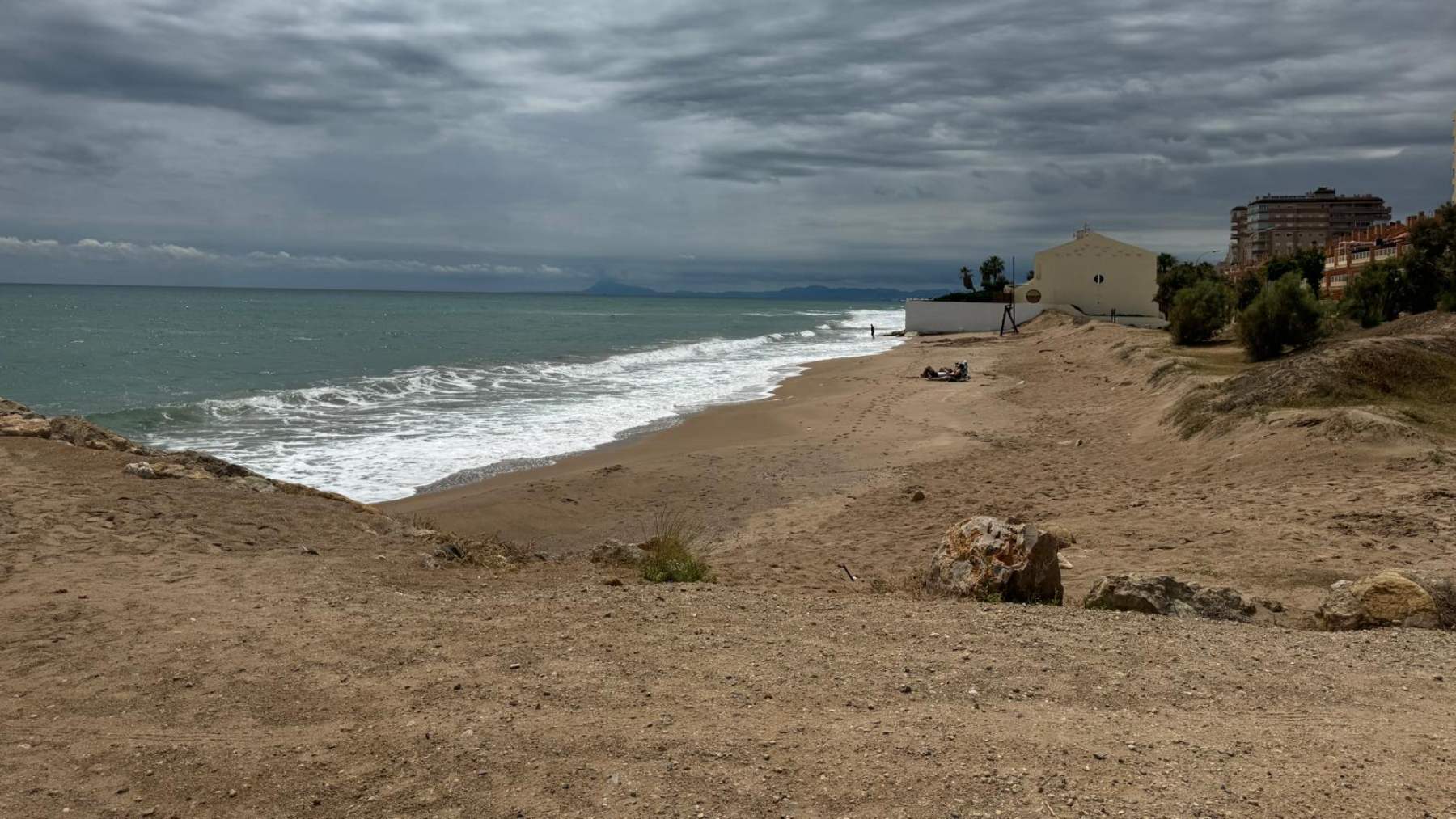 Regeneración de una playa en Cullera con sedimentos recuperados de la DANA.