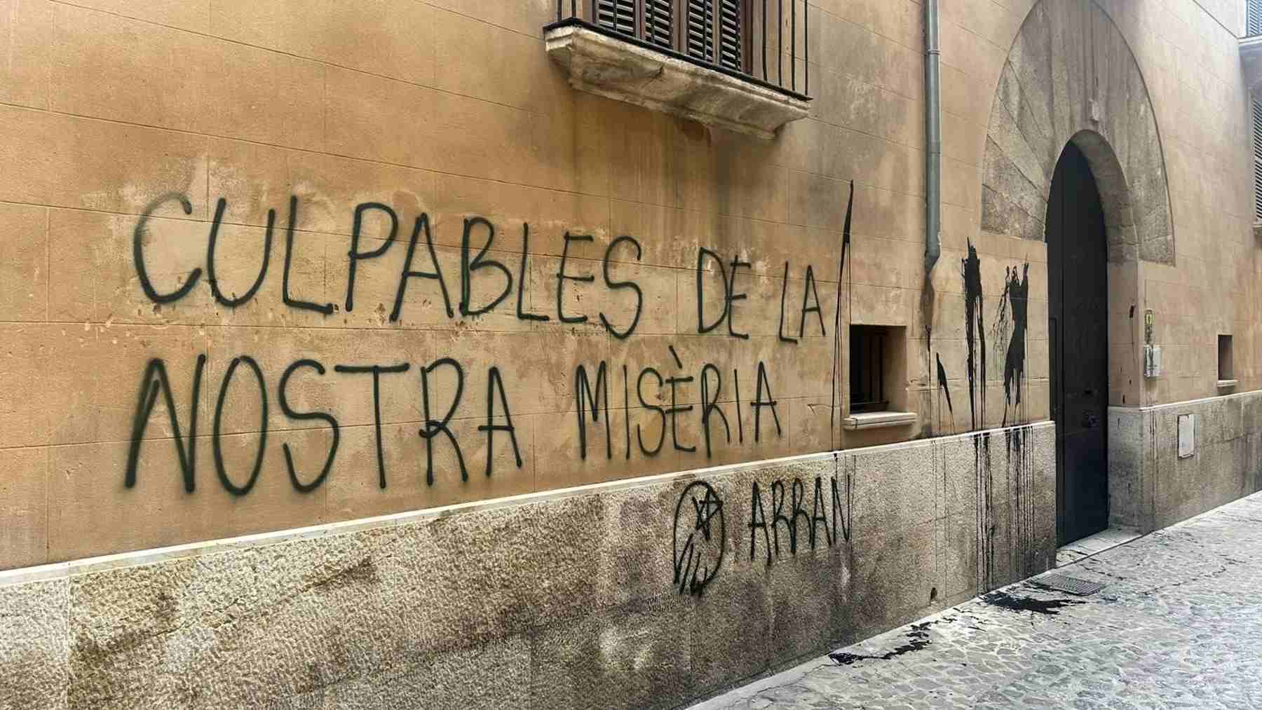 Pintada vandálica de Arran en la calle Montenegro de Palma, sede de la Conselleria de Turismo del Govern.