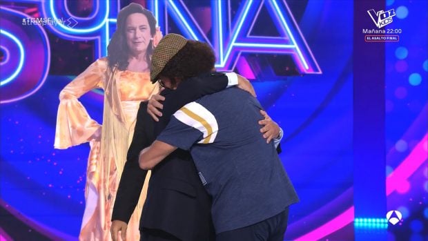 Àngel Llàcer y Bertín Osborne se dan un abrazo en la Gran Final de Tu cara me suena 12. (Atresmedia)