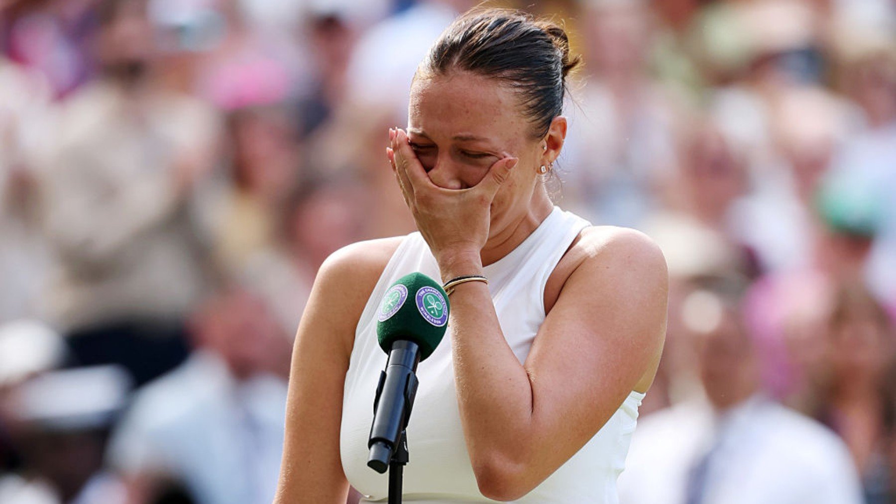 Amanda Anisimova rompió a llorar tras la final de Wimbledon. (Getty)