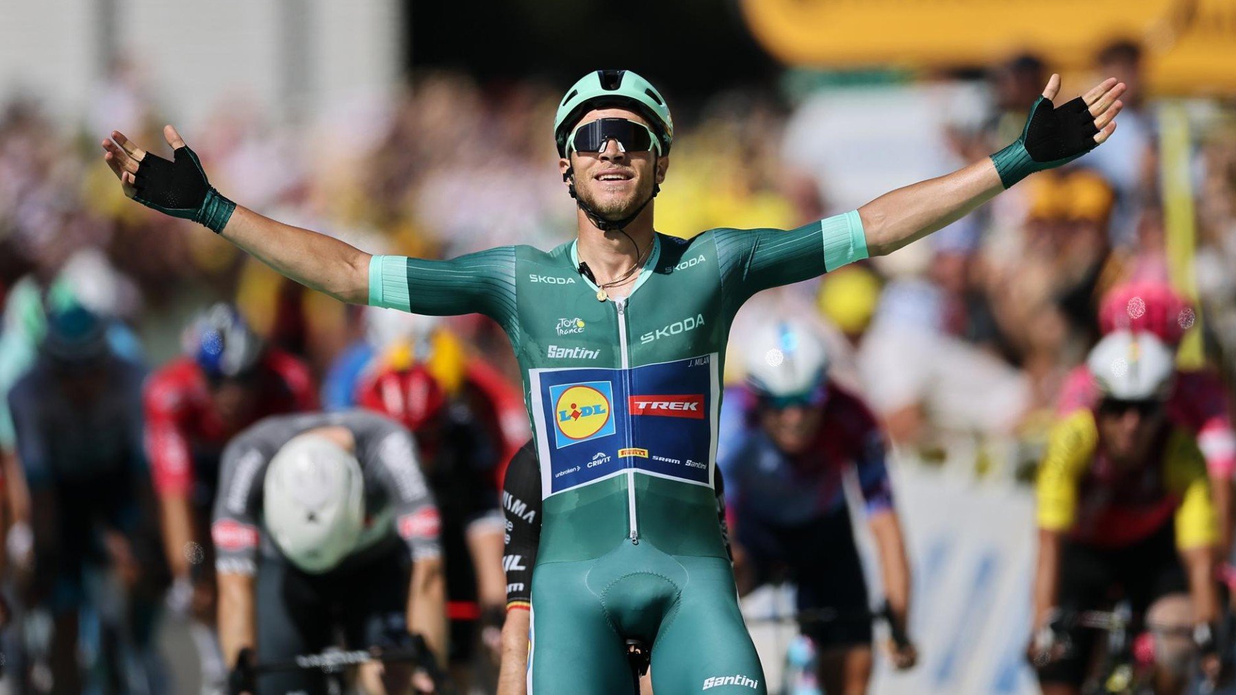 Jonathan Milan celebra su victoria en la octava etapa del Tour de Francia. (EFE)