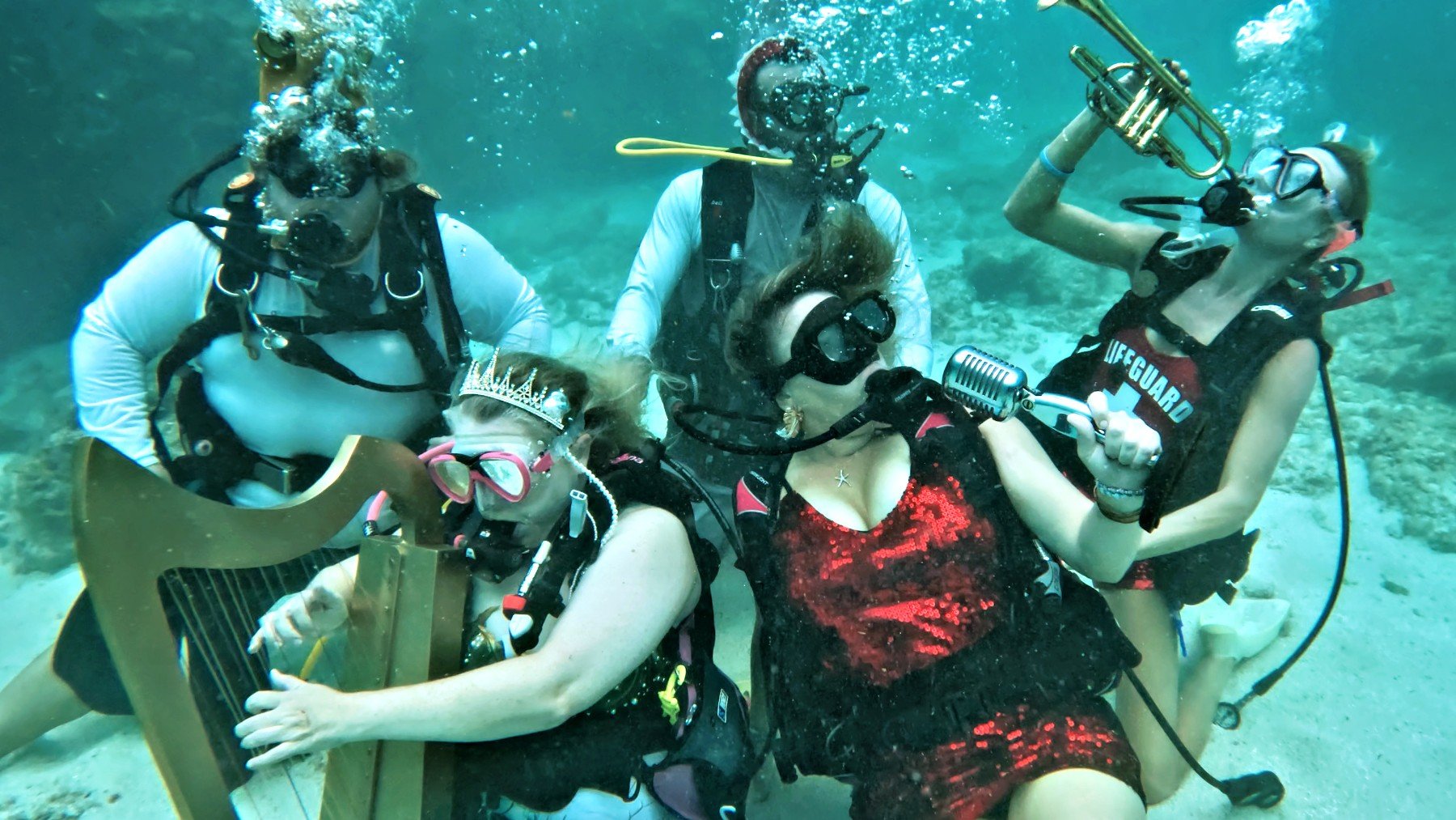 Un singular grupo musical recreó el concierto bajo el agua durante el sorprendente festival.