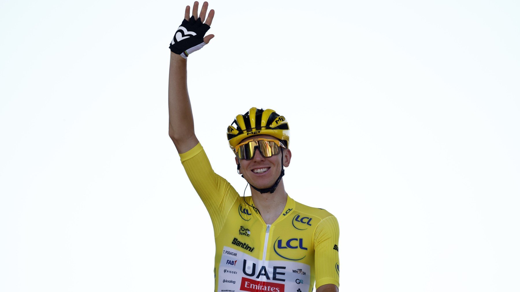 Tadej Pogacar, vestido de amarillo tras una etapa del Tour de Francia. (EFE)