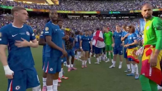 Robert Sánchez y Cucurella lucen con orgullo la bandera de España tras la victoria del Chelsea en el Mundial