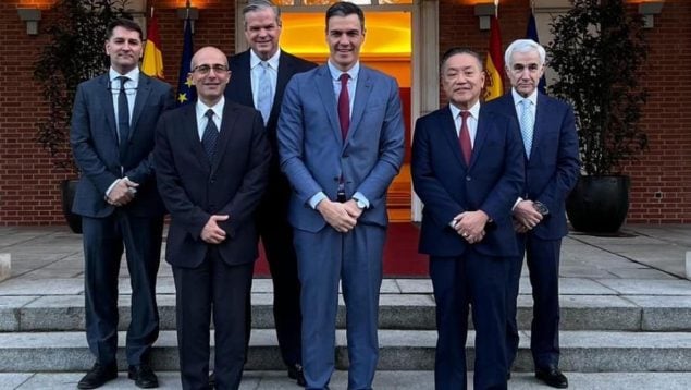Pedro Sánchez con representantes de Broadcom en julio de 2023.