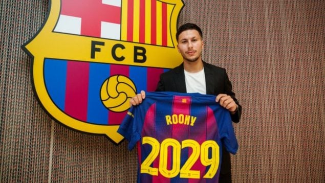 Roony Bardghji posa como nuevo fichaje del Barça. (FCB)