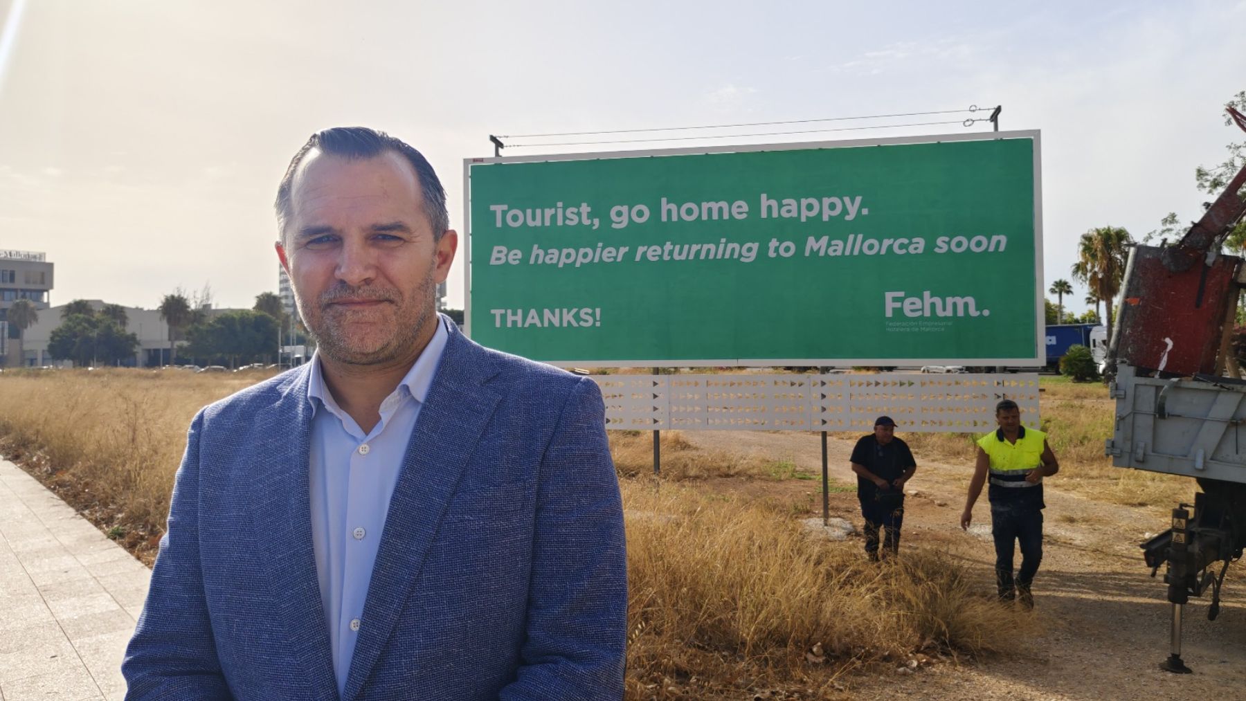 Javier Vich, presidente de la FEHM, junto a una valla con la nueva campaña.
