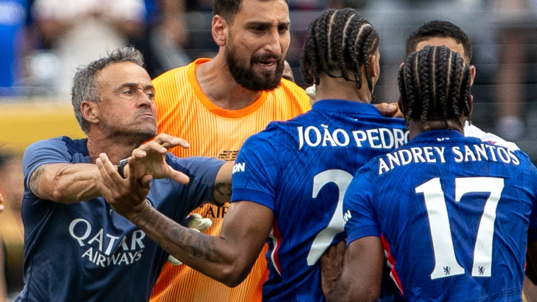Luis Enrique empuja a Joao Pedro. (EFE)