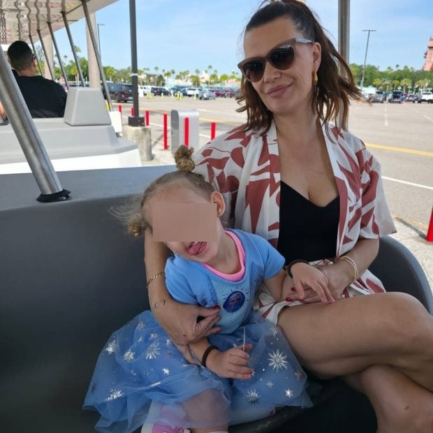 Natália Cavanellas junto a su hija de tres años (Instagram).