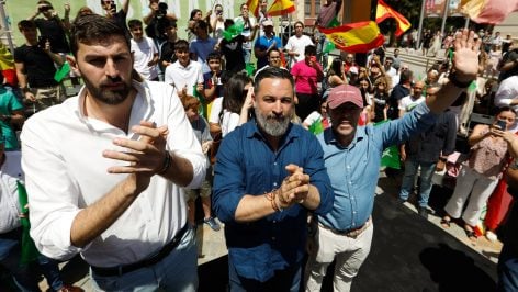 Abascal, junto a Antelo y Buxadé en un acto de Vox. (EP)