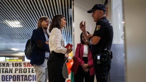 Ione Belarra conversa con un Policía Nacional. (EP)