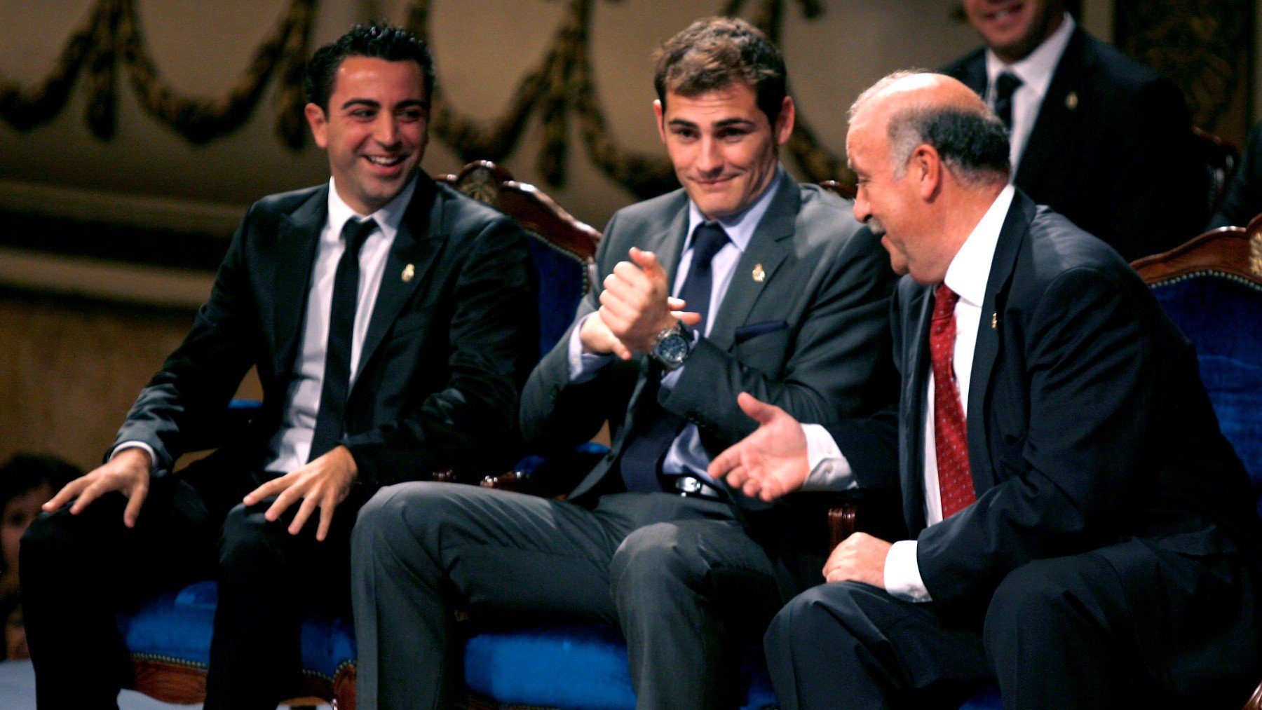 Casillas y Xavi comparten asiento con Vicente del Bosque recibiendo el Premio Príncipe de Asturias de 2010. (Getty)