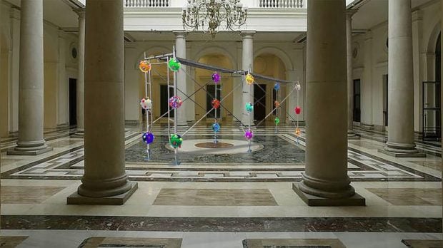 Chus García-Fraile. “Charms”, 2025. Escultura-Instalación, andamio hierro de 2,60 x 3,5x1,5m. 12 piezas 20cm de diámetro de vidrio sódico-cálcico solapado con molde, colorantes minerales naturales (Visita virtual) @Chus García-Fraile, VEGAP, Madrid, 2025